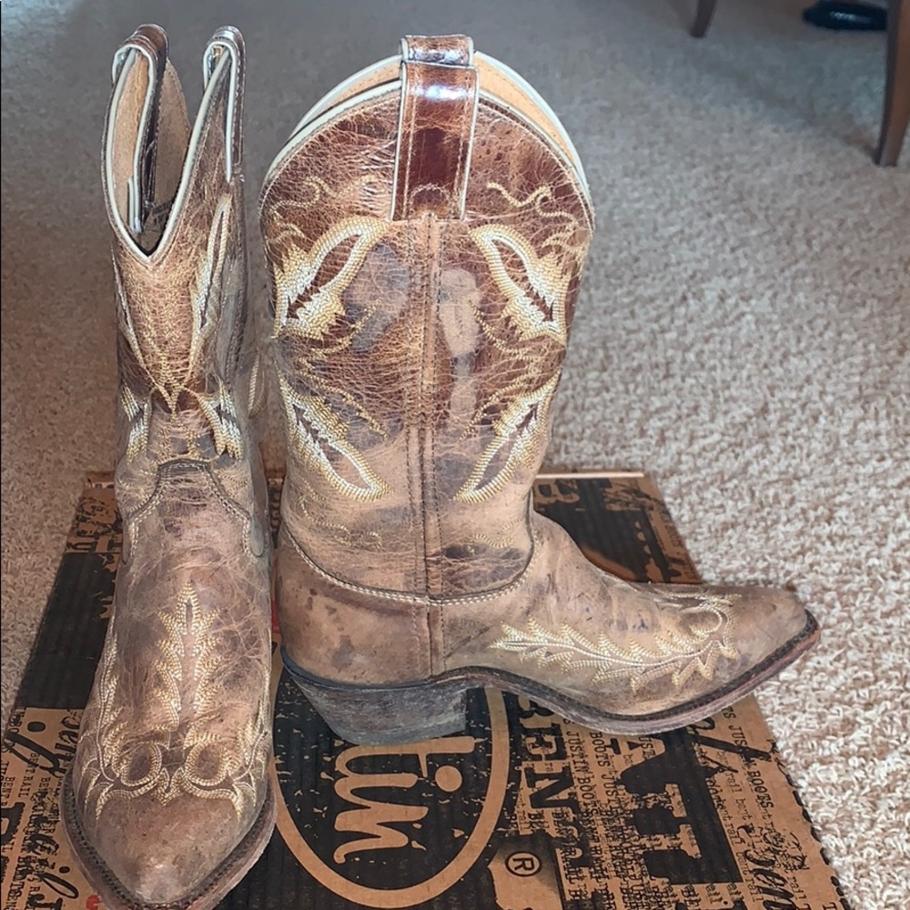 Justin Distressed Tan Puma Cowboy Boots